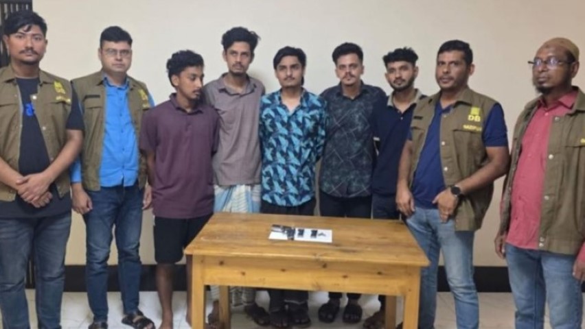 অস্ত্র-গুলিসহ গাজীপুরে ৫ যুবক গ্রেফতার